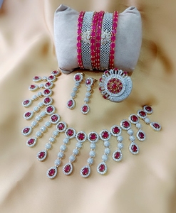 ชุดเครื่องประดับเพชรแฟนซีล่าสุด สร้อยคอ ต่างหู กำไล แหวน สำหรับผู้หญิงสวยๆ ช้อปปิ้งเครื่องประดับ M Creation ในอินเดีย - Product Image 2