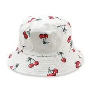 品质卓越的白色印花水桶帽，配有定制商标纯色