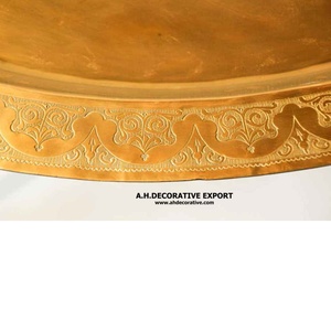 Plateau de service marocain en métal vintage de forme arrondie avec finition dorée, fait à la main, à vendre - Product Image 5