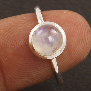 Anillo de compromiso de plata esterlina 925 de piedra lunar arcoíris natural de forma redonda elegante para su joyería Fabricante Mayorista - Product Image 2