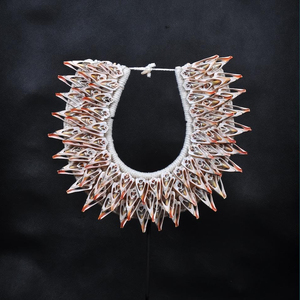 Elegante collar de concha tribal antiguo elegante arte nativo de pie diseñado para decoración del hogar y decoración de la sala de reuniones - Product Image 1