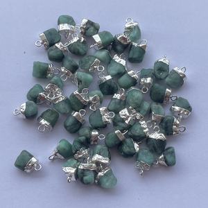 Pendentif de connecteur en pierre brute émeraude précieuse naturelle en argent sterling 925 avec galvanoplastie de pierres précieuses brutes en ligne Inde 2025 - Product Image 1