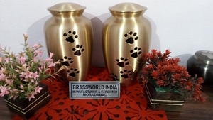 โกศทองเหลืองลายอุ้งเท้าสัตว์เลี้ยงสีทอง อุปกรณ์งานศพ สไตล์อเมริกัน Brassworld India - Product Image 5
