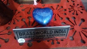 Urna de cremación azul con textura de corazón de latón, suministros funerarios, Brassworld, India - Product Image 3