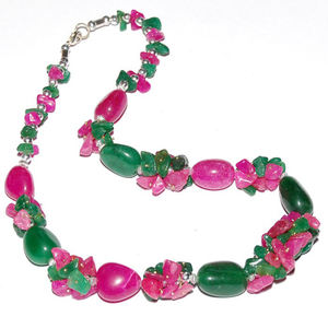 Venta en línea de collar de piedras preciosas de ágata rosa y verde tallada, artesanías de piedra semipreciosa disponibles en rosa y verde - Product Image 1