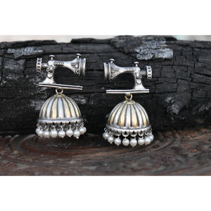 Dernière tendance de la mode, boucles d'oreilles jhumka en laiton doré mat faites à la main, finition pierre, bicolore, pour filles et femmes - Product Image 1