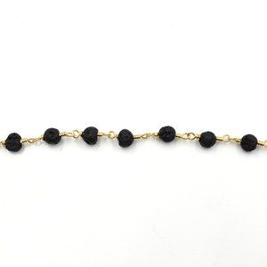 Chaîne enroulée de fil de chapelet en laiton plaqué or en forme de rondelle de lave noire vendue à pied - Product Image 4