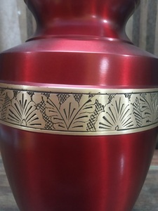 Urne funéraire en métal rouge vif avec gravure dorée, fournitures funéraires de style américain pour adultes par BRASSWORLD INDIA - Product Image 3