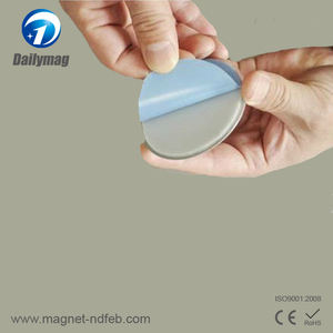 Herramienta de instalación de detector de humo magnético Imán de neodimio de 70mm de diámetro con almohadillas adhesivas para alarmas de humo de montaje conveniente - Product Image 4