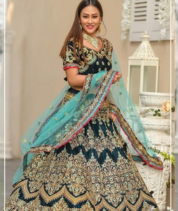 Lehenga choli เสื้อผ้าอินเดียสำหรับเจ้าสาวใส่ทำงานปักเพชรหนา - Product Image 1