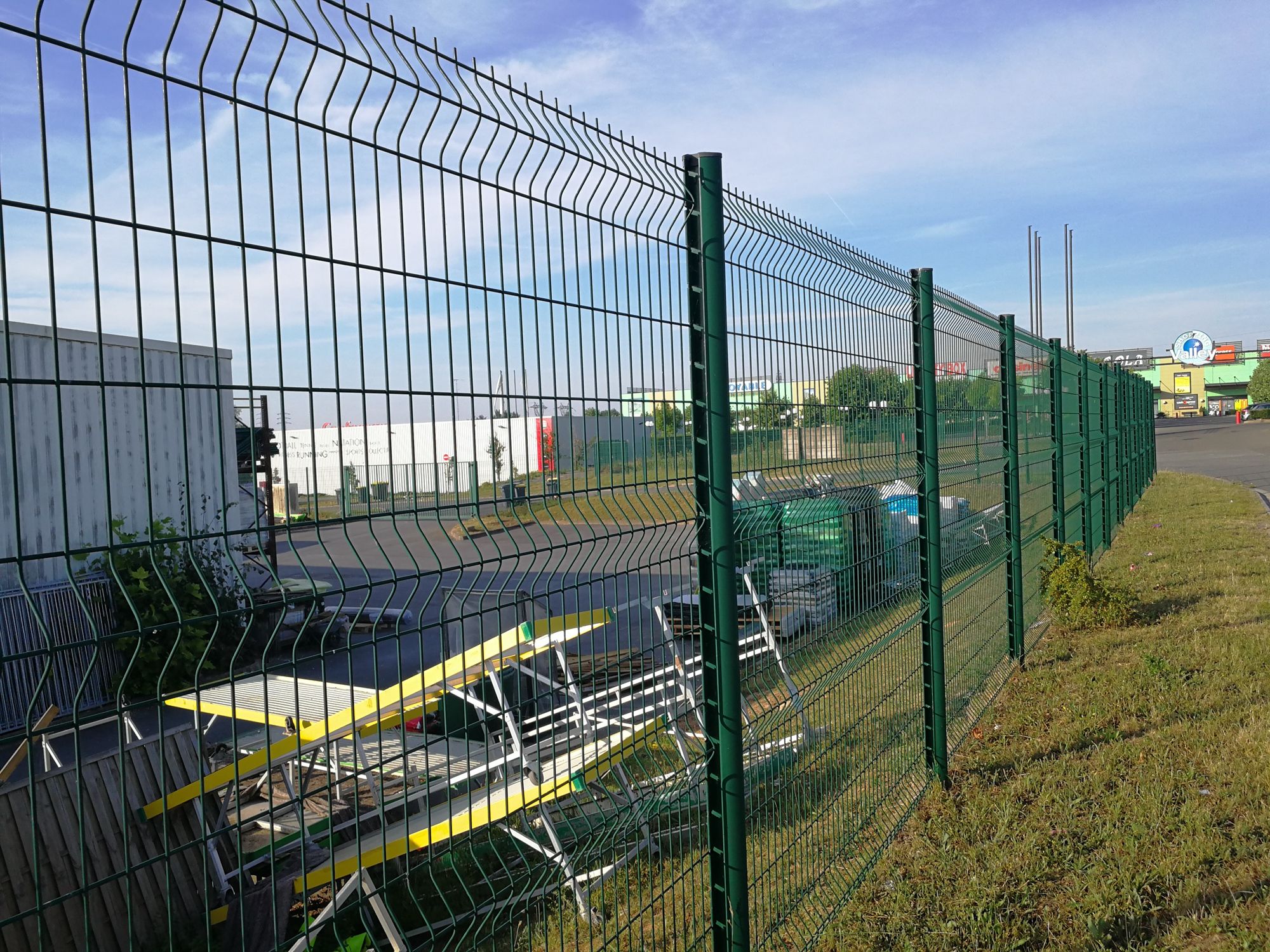 Decorative Wrought Iron 3D Wire Mesh Fence Green Vinyl Coated 1030mm height