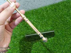 ที่ดับเทียนทองเหลืองขัดเงาพร้อมด้ามไม้ อุปกรณ์ทางศาสนาสำหรับโบสถ์ Brassworld India - Product Image 2