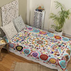 Literie murale indienne en suzuki, style bohème, broderie à la main, style commandes florales - Product Image 1