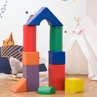 Les enfants grimpent et rampent des structures de jeu d'activité de bloc de mousse souple pour le développement de l'enfant