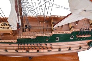 Maquette de bateau en bois artisanale Batavia XXL 120 cm, réplique peinte avec support de présentation, décoration nautique pour la maison ou le bureau, en cèdre - Product Image 2