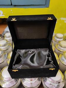 Urna funeraria de latón de estilo americano con caja de terciopelo Suministros funerarios de Brassworld India Metal duradero para adultos - Product Image 2