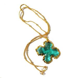 Compre en Línea un Collar con Forma de Flecha y Gema Azul en Forma de Flor con un Toque Realista de Arte Popular - Product Image 1