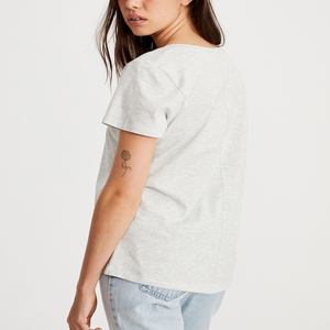 Camiseta de algodón 100% con cuello en V, estilo moderno y elegante para mujer - Product Image 4
