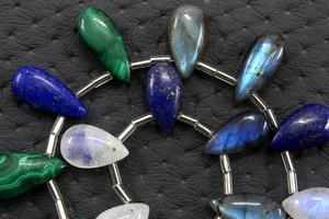 Joyería India hecha a mano, cuentas naturales de múltiples piedras preciosas de 16 piezas, piedra Briolette con forma de pera suave para diseños únicos - Product Image 3