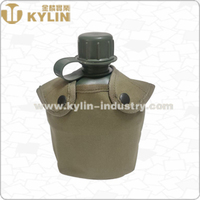 Bouteille d'eau en plastique de camping avec tasse en aluminium et sac en tissu