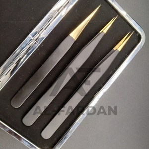 Pince à épiler d'extension de cils skinny droite avec logo personnalisé étuis magnétiques de couleur noire mate pointe en fibre inoxydable cils à pointe dorée - Product Image 3