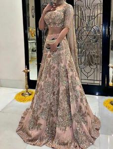 ชุดเดรส lehenga & choli แบบลำลองที่มีสไตล์และน่าทึ่งพร้อมการปักลายดอกไม้เป็นเส้นเงายาวถึงพื้น - Product Image 2