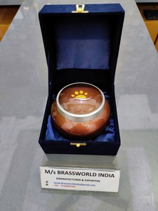 Odyssey Urne de crémation en aluminium peinte à la main pour animaux de compagnie-Fournitures funéraires de Brassworld India pour l'enterrement d'un adulte. - Product Image 3