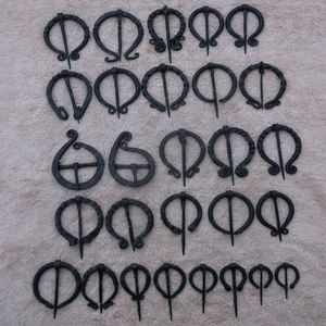 Elven Large Roman Omega Fibula Broche de comida medieval forjado a mano con hebilla penanular Extremos entrelazados Zapata de caballo vikingo en metal - Product Image 2