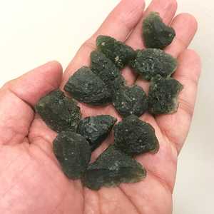 Charmes en pierre brute de Moldavite 8-12 mm, pendentif en alliage plaqué or pour enfants, cadeau - Product Image 2