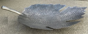 Plateau de service en métal gris de haute qualité avec motif feuille, idéal pour une présentation élégante sur table, pour les hôtels et pour une présentation raffinée des aliments. - Product Image 5