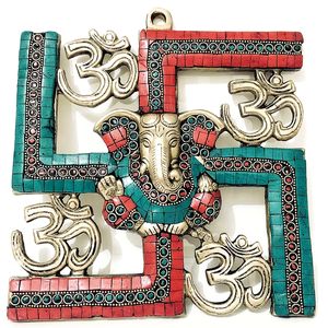 งานฝีมือนิรมลา รูปปั้นพระโอมกฤษณมณี ทำจากทองเหลือง งานเคลือบมือแบบอินเดีย รูปเทพฮินดู ของตกแต่งผนัง รูปทรงสี่เหลี่ยม - Product Image 1