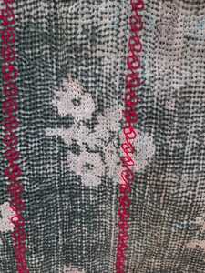 Manta Kantha de Algodón de Alta Calidad, Diseño Multicapa de Sari y Patchwork, Dhurries para Decoración del Hogar y Rediseño de Prendas, Gudari Rojo - Product Image 4