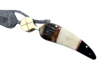 Couteau de poche pliant artisanal sur mesure en acier Damas, style feuille, pour le camping, avec fourreau en cuir fin et combinaison de laiton, OEM