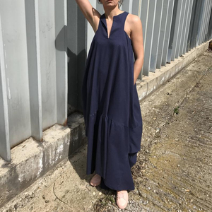 Robe midi sans manches à col en V, coupe droite, ourlet droit, couleur unie, en tissu crêpe de lin respirant, idéale pour les fêtes formelles d'été, coupe trapèze - Product Image 1