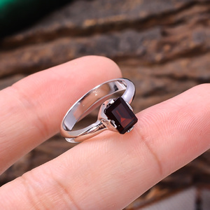 แหวน925เงินแท้2.8กรัมสำหรับงานวันเกิดแหวนพลอยโกเมนเหลี่ยมเพชรพลอยธรรมชาติดีไซน์เรียบง่ายล่าสุดรูปทรงสวยงามตามหลักศาสนา - Product Image 2