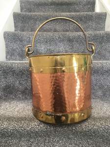 Cubo para cenizas de carbón en metal martillado de cobre dorado con mango de varilla perfecto para quemar madera y usar palas de jardín - Product Image 2