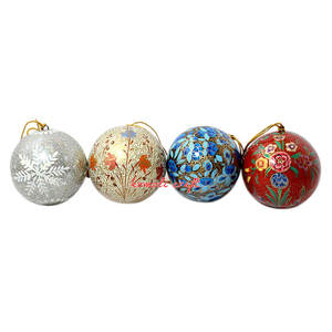 Boules de Noël en papier mâché peintes à la main ornements d'arbre de vacances uniques et décorations de maison festives - Product Image 1