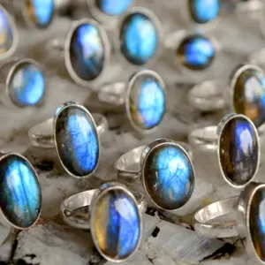 Anillo Clásico de Plata Alemana con Labradorita Corte Rosa y Color Fuego Azul, Piedra Semipreciosa para Mujer - Product Image 1