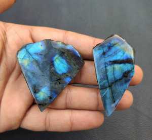 หินลาบราดอไรต์ธรรมชาติ2ชิ้น,หินลาบราดอไรท์รูปร่างไม่สม่ำเสมอขัดหยาบขายส่งหินธรรมชาติสำหรับสวนไฟสีฟ้า - Product Image 4