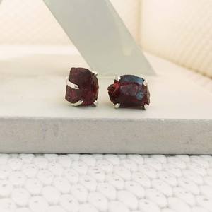 ต่างหูเม็ดเงินสเตอริ925พร้อมโกเมนสีแดงธรรมชาติอัญมณีหยาบดีไซน์ทันสมัยสำหรับงานแต่งงานและของขวัญโอกาส - Product Image 1