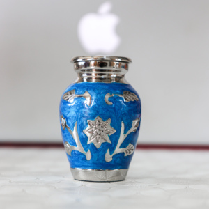Esmalte azul Girasol abrazado Pequeña urna conmemorativa de cremación Recuerdo de cenizas funerarias humanas grabadas a mano Fabricado EN LA India - Product Image 2