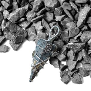 Colgante curativo de alambre de seis facetas, hematita - Product Image 1