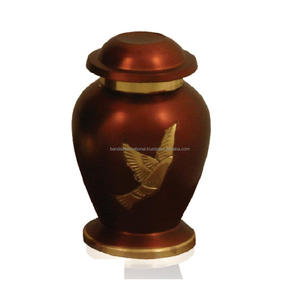 Urnes de souvenir indiennes avec gravure design souvenir en laiton pour les cendres Vente en gros de meilleure qualité - Product Image 4