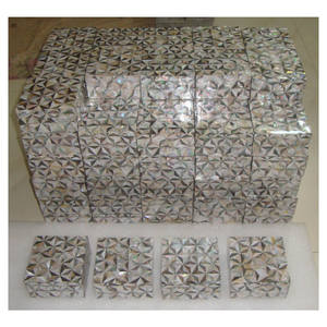 Caja de Joyería de Lujo Hecha a Mano con Incrustaciones de Nácar y Hueso de 4 x 4 Pulgadas - Product Image 1