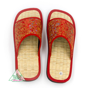 Pantoufles de spa d'hôtel en bambou de haute qualité Excellent choix pour les équipements de l'hôtel Vente en gros pour une utilisation dans une chambre d'hôtel - Product Image 1