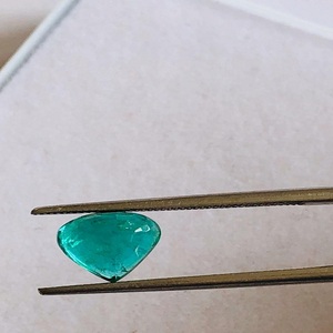 Esmeralda Natural Talla Corazón 7.4x6.6 mm Origen Zambia Calidad AAA con Brillo AAA y Excelente Color Verde Utilizada en Joyería - Product Image 4