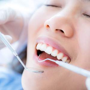 Kit d'hygiène dentaire professionnel avec détartreur, miroir, grattoir et étui de voyage noir LA ELAHI AND CO - Product Image 3