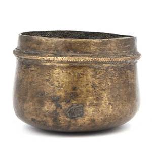 Taza Medidora Tradicional India Antigua Hecha a Mano al por Mayor, de Latón, de Orissa, Recipiente de Medición de 4.33 x 6.3 Pulgadas, SBG-241 - Product Image 2