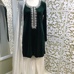 NEW--BEAUTIFUL BRODERIE SUR KURTA ,Plazo AVEC HAND--ZARDOZI TRAVAIL... pour la Fête/QUOTIDIEN BASE = 2021 ---- - Product Image 1