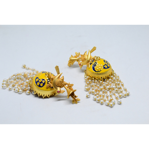 Pendientes de aro largos tipo jhumka con diseño de pavo real, acabado mate dorado tradicional meenakari, para niñas y mujeres. - Product Image 2